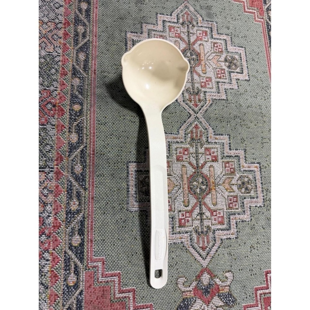 Vintage Rubbermaid Cream Plastic Soup Ladle Dual Pour Spouts Off White 1978